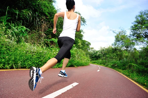 Corredor atleta corriendo por sendero forestal — Foto de Stock