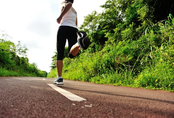 Runner atleet waarop bospad — Stockfoto