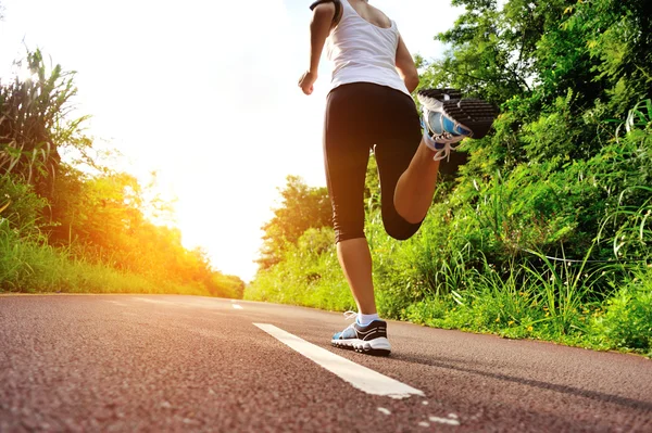 Corredor atleta corriendo por sendero forestal — Foto de Stock