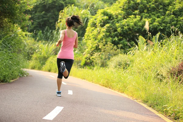 Corredor atleta corriendo por sendero forestal —  Fotos de Stock