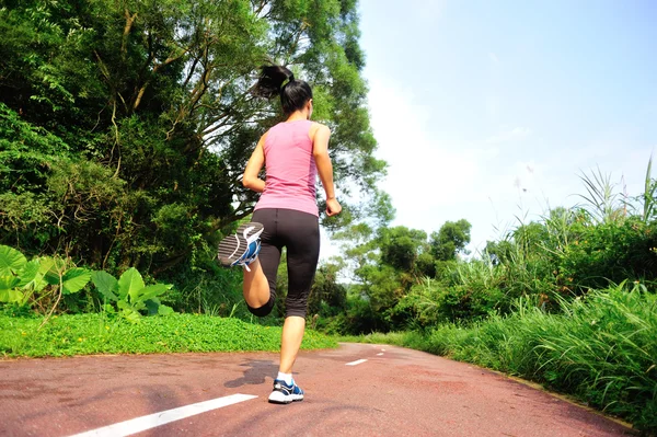 Atleta corridore che corre sul sentiero forestale . — Foto Stock