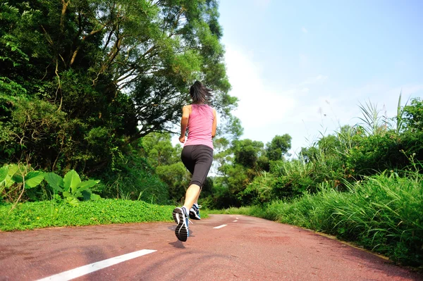 Atleta corredor correndo em trilha florestal . — Fotografia de Stock