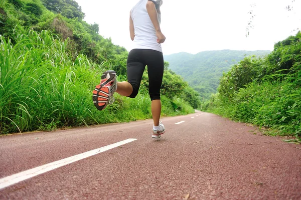 Corredor atleta corriendo por sendero forestal . — Foto de Stock