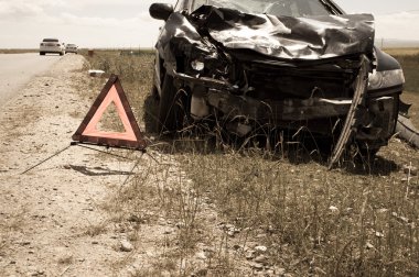 kaza araba ve yol yanında uyarı üçgeni