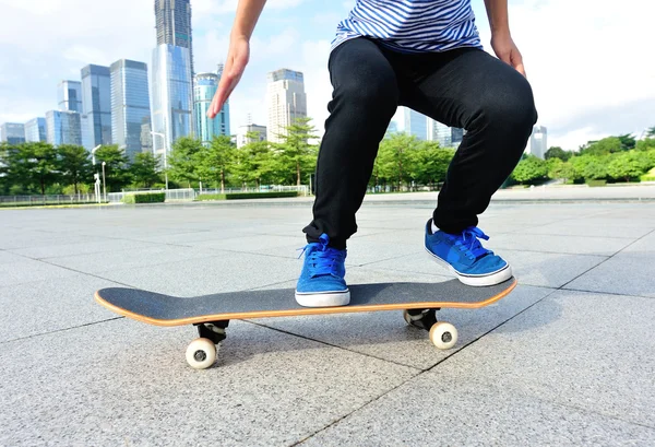 Oman Skater skateboarding w mieście — Zdjęcie stockowe