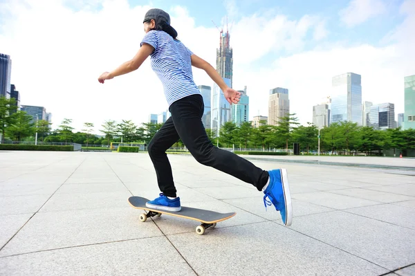 Mujer skateboarder skateboarding en la ciudad — Foto de Stock
