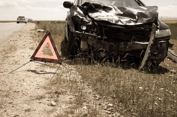 Accident car and warning triangle beside road — Stock Photo, Image
