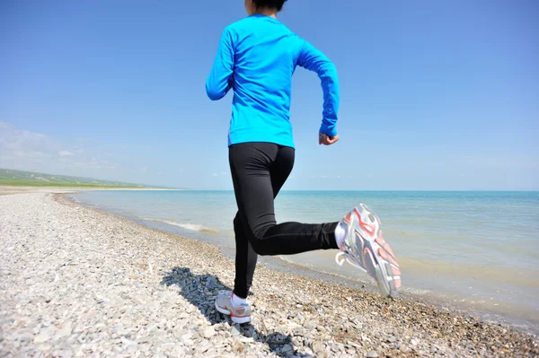 Fitness mujer corriendo en la playa —  Fotos de Stock