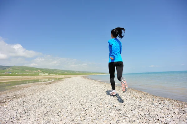 Fitness mujer corriendo en la playa —  Fotos de Stock