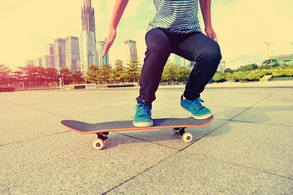 Woman skateboarder skateboarding at city — Stock Photo, Image