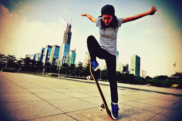 Mujer skateboarder skateboarding en la ciudad —  Fotos de Stock