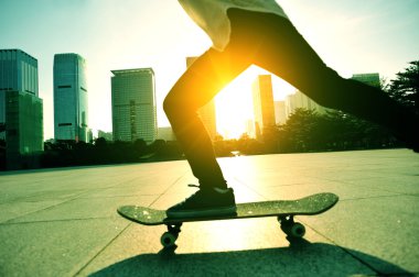 Sunrise City 'de kaykaycı kadın.