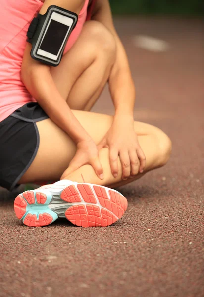 Woman runner hold her twisted ankle — Stock Photo, Image