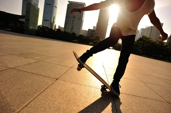 Sunrise City 'de kaykaycı kadın.