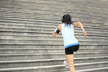 merdivenlerde koşma runner atlet. akıllı telefon mp3 player akıllı telefon kol bandı kulaklık müzik dinlemek.