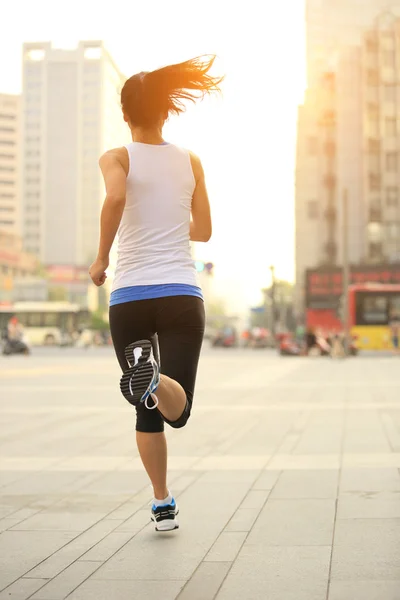 Atleta corredor correndo na rua da cidade . — Fotografia de Stock