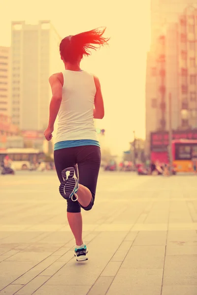 Şehir cadde üzerinde çalışan runner atlet. — Stok fotoğraf