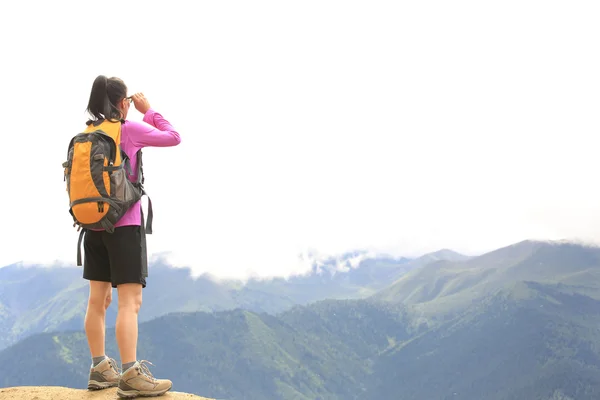 女性ハイカーが山のピークで景色を楽しむ — ストック写真