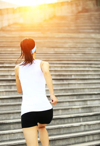 Corredor atleta corriendo en escaleras . — Foto de Stock