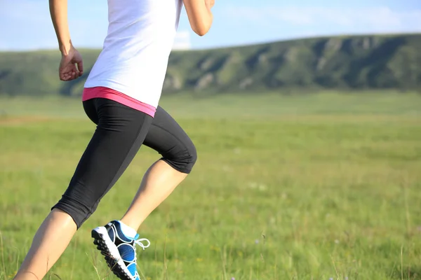 Sportovec běžec běží na trávě — Stock fotografie