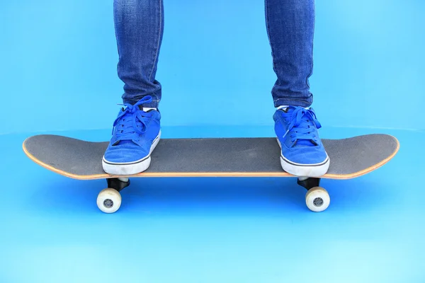 Patas de skate de mujer en skatepark —  Fotos de Stock