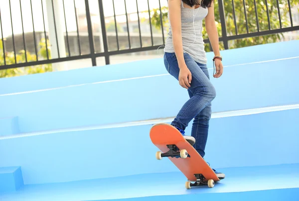 Donna skateboarder su skatepark — Foto Stock