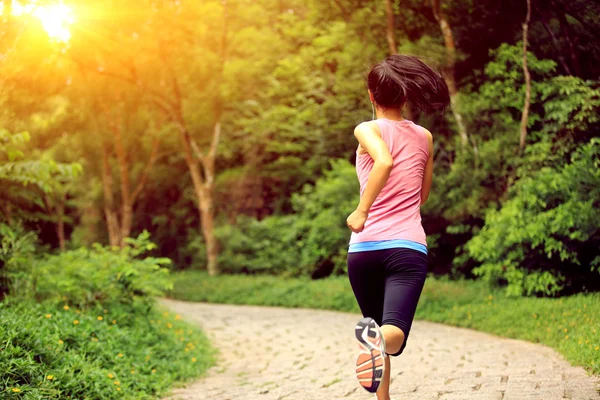 Genç fitness kadını orman yolunda koşuyor. — Stok fotoğraf