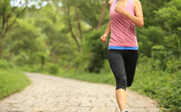 Junge Fitness-Frau läuft auf Waldweg — Stockfoto
