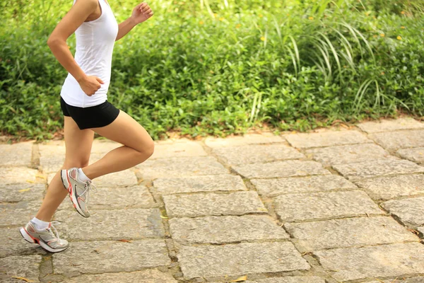 Jeune femme de remise en forme courir au sentier forestier — Photo