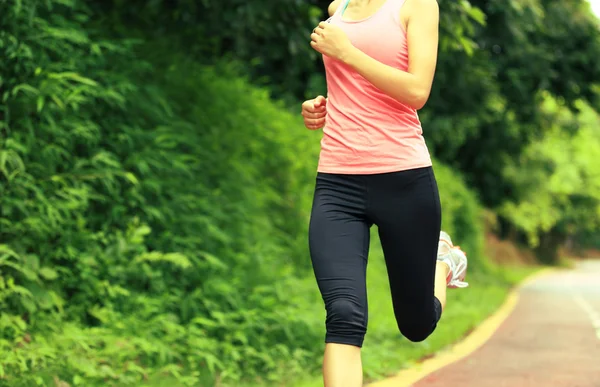 Giovane donna fitness che corre al sentiero della foresta — Foto Stock