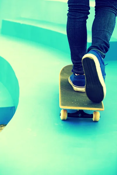 Jambes de skateboarder femme sur skatepark — Photo