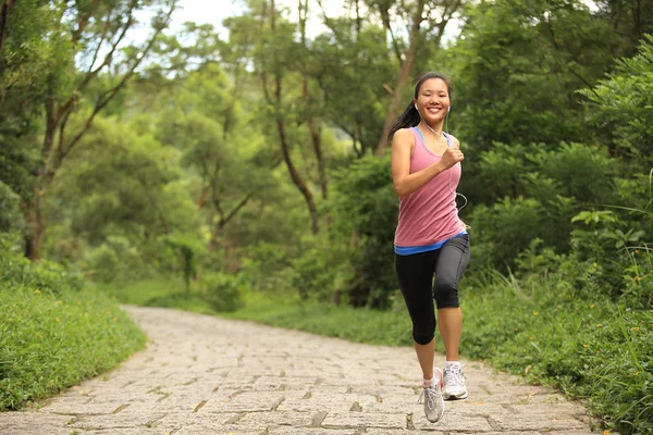 Fiatal fitness nő fut erdei ösvényen — Stock Fotó