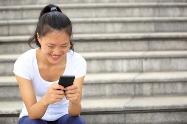kadın park yerinde yürüme cep telefonunu kullanma