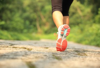 orman yolu çalışan genç fitness kadın bacakları