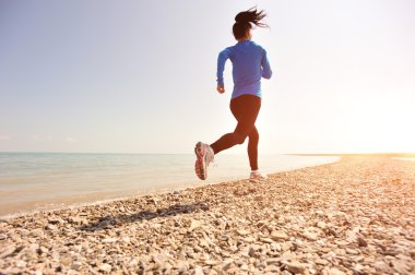 taş beach qinghai Gölü üzerinde çalışan runner atlet.