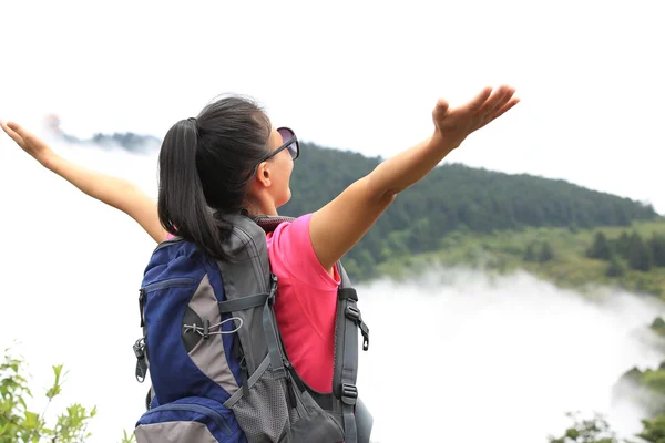 Animar a la mujer senderismo brazos abiertos en la cima de la montaña del Tíbet, China — Foto de Stock