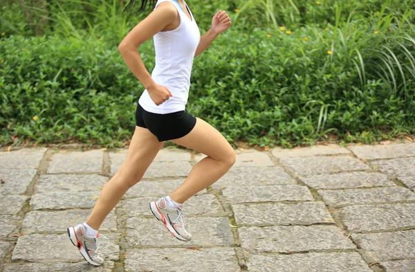 Mujer corriendo en el sendero forestal — Foto de Stock