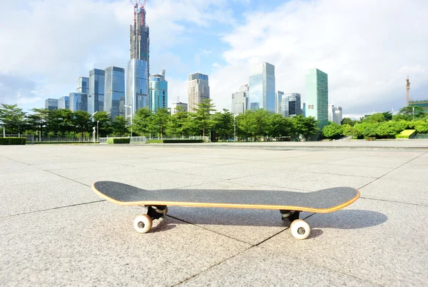 Skateboard in skatepark — Stockfoto