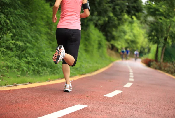 Donna che corre al sentiero forestale — Foto Stock