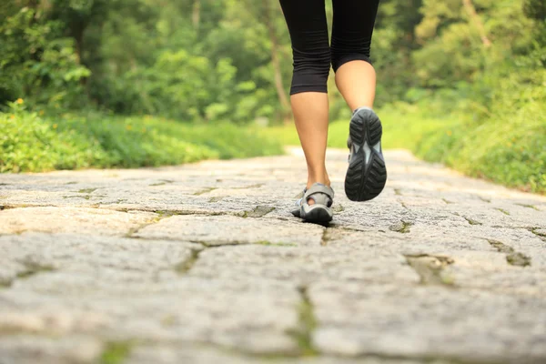 Fitness mladá žena nohy běží na lesní stezka — Stock fotografie