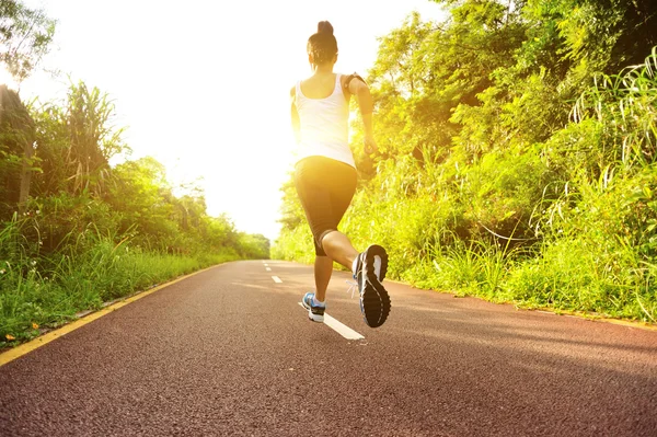 Woman running at forest trail — Stock Photo, Image