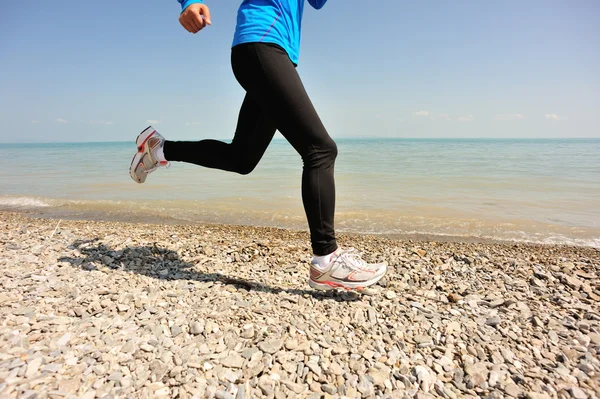 Corredor atleta corriendo en la playa de piedra del lago Qinghai . —  Fotos de Stock