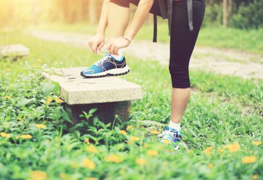 kadın atlet ayakkabı bağcığı bağlama