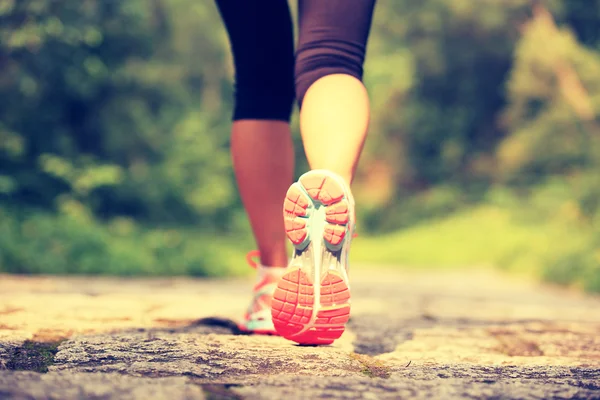 Jovem mulher fitness pernas correndo na trilha da floresta — Fotografia de Stock