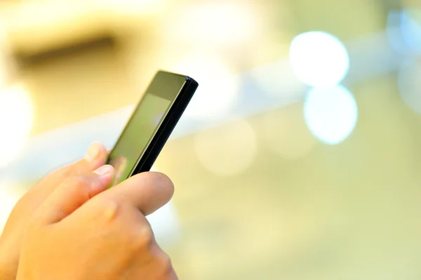 As mãos da mulher usam telefone celular — Fotografia de Stock