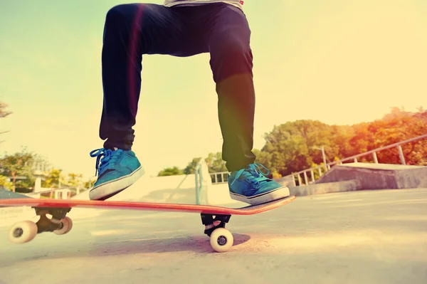 Vrouw skateboarder skateboarden op skatepark — Stockfoto