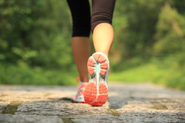 orman yolu çalışan genç fitness kadın bacakları