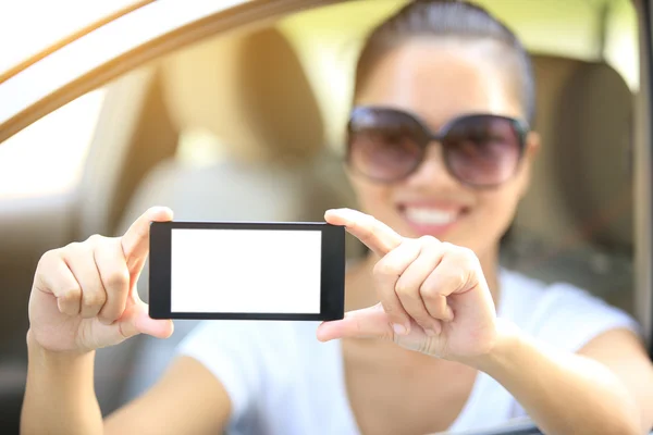 Conductora mujer usar su teléfono celular en el coche —  Fotos de Stock