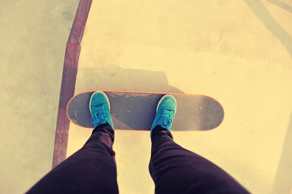 Skateboarding legs at skatepark — Stock Photo, Image