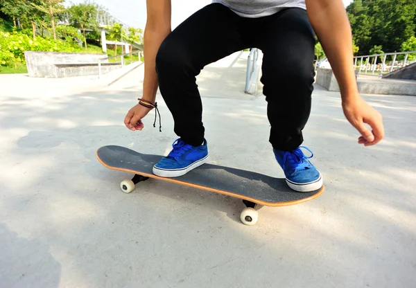 Γυναίκα skateboarder Σκέιτμπορντ στην πόλη — Φωτογραφία Αρχείου